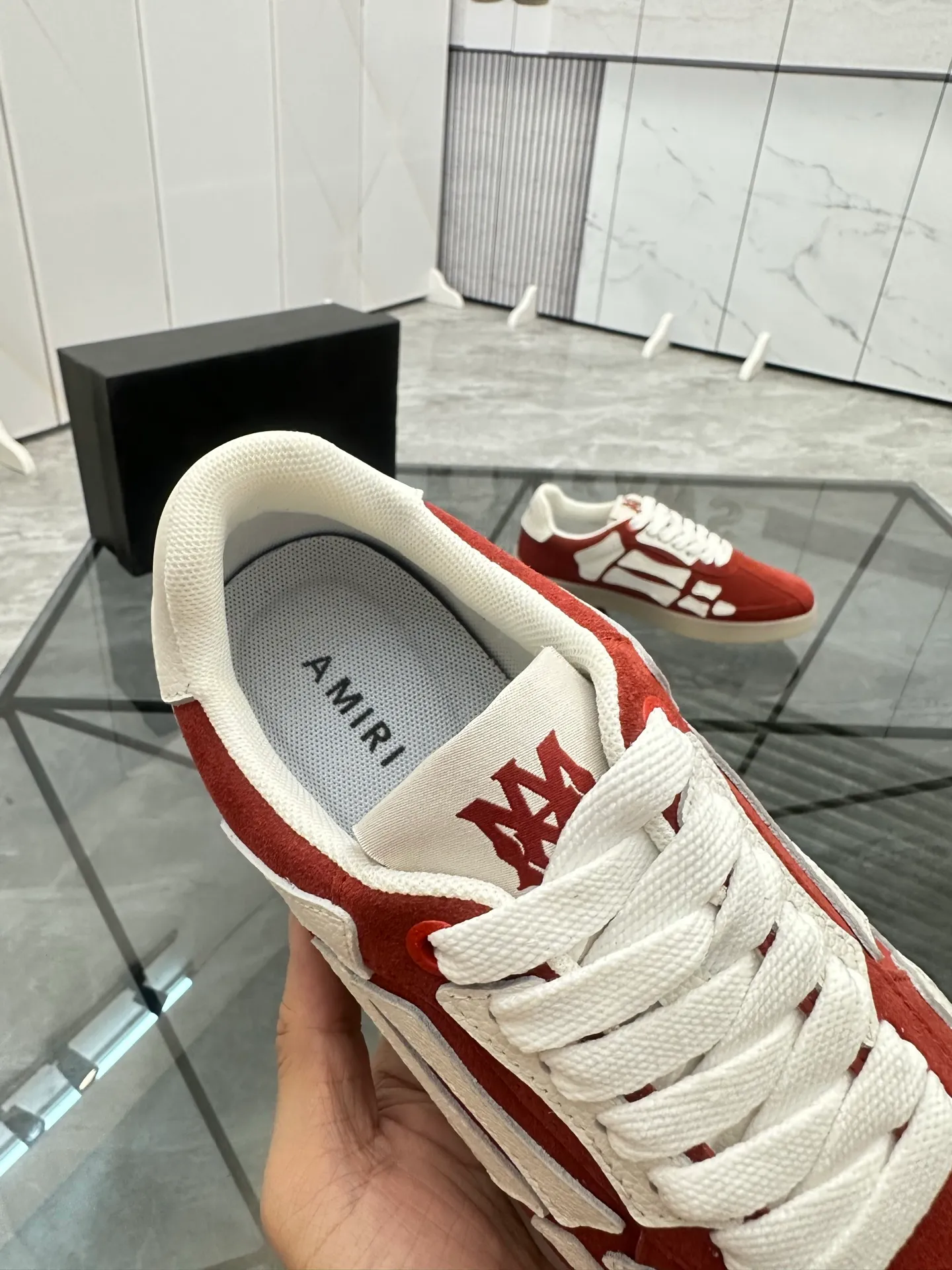Men's shoes: 💰P420¥ Product trademark: AMIRI* "Amir*" low-top casual shoes Regular size: 38-45 (can be customized to 46) Product material: imported nubuck leather upper, breathable lining, original outsole. Number: 001